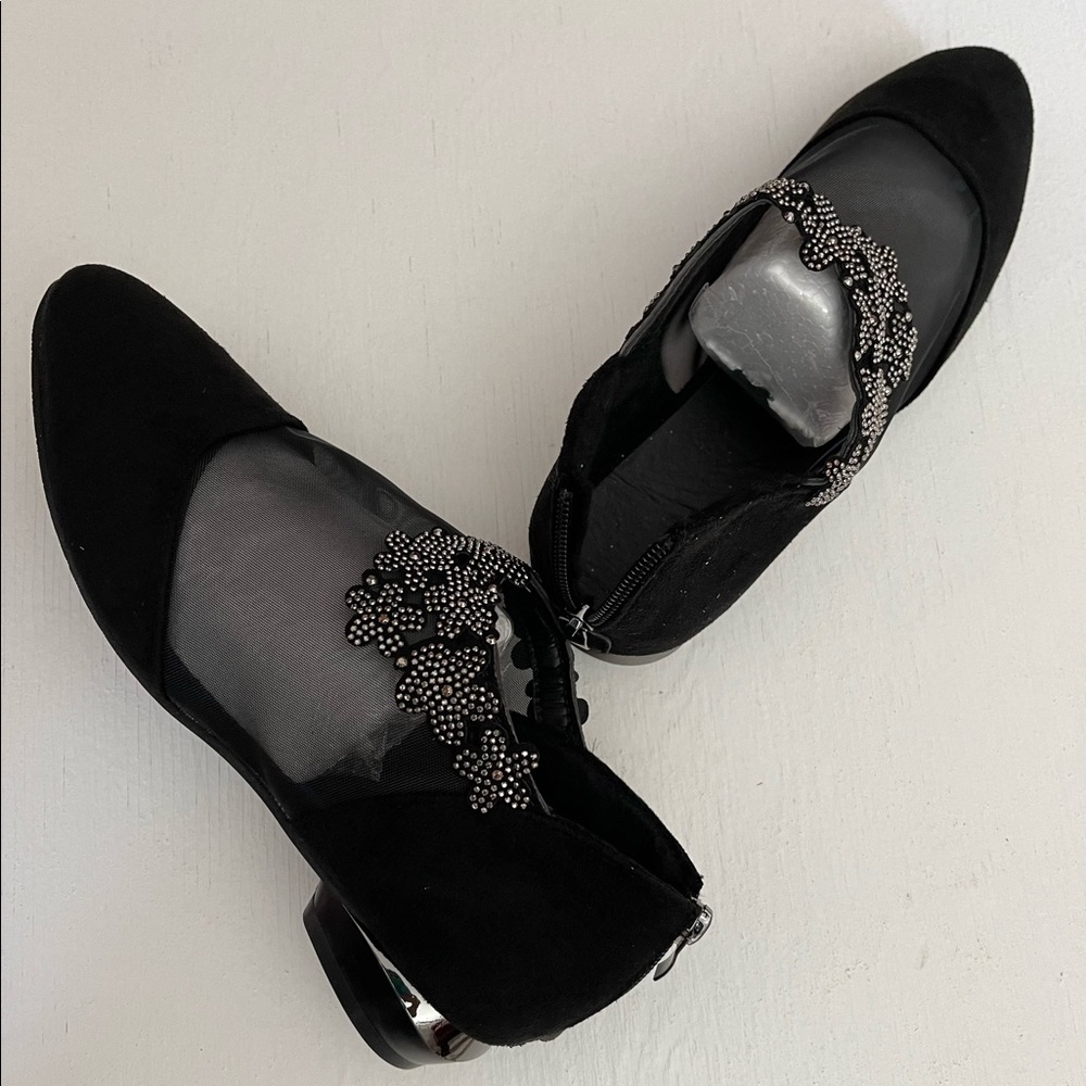 NWOT Women’s Black mesh shoes - size 39 or 8